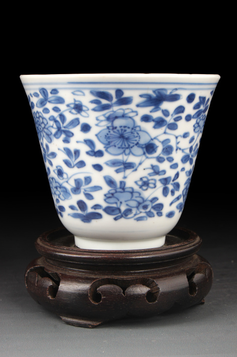 古玩陶瓷【8591】清康熙  青花花卉紋仰鐘杯拍賣(mài)，當(dāng)前價(jià)格3650元