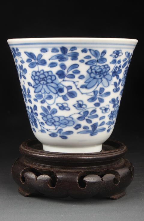 古玩陶瓷【8591】清康熙  青花花卉紋仰鐘杯拍賣(mài)，當(dāng)前價(jià)格3650元