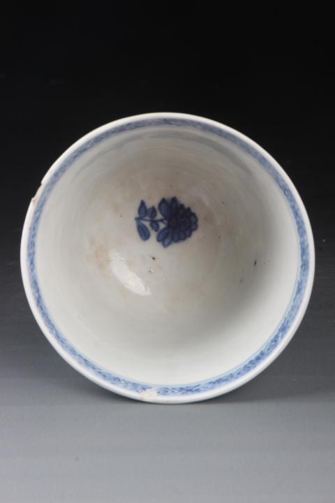 古玩陶瓷【8591】清康熙  青花花卉紋仰鐘杯拍賣(mài)，當(dāng)前價(jià)格3650元