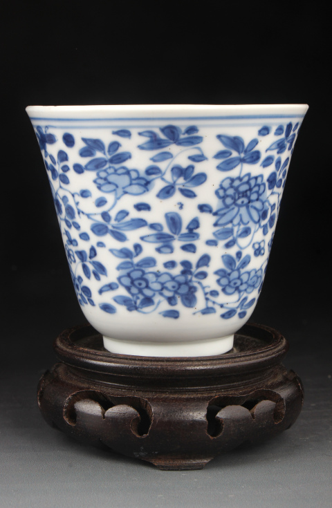 古玩陶瓷【8591】清康熙  青花花卉紋仰鐘杯拍賣(mài)，當(dāng)前價(jià)格3650元