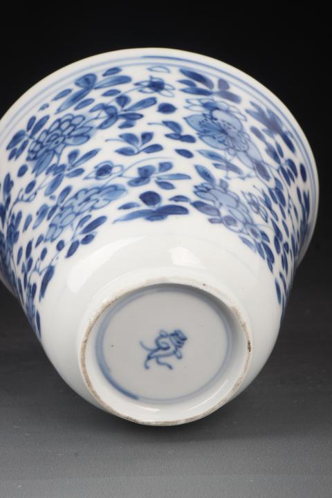 古玩陶瓷【8591】清康熙  青花花卉紋仰鐘杯拍賣(mài)，當(dāng)前價(jià)格3650元