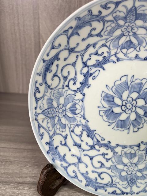 古玩陶瓷清中期 精品青花淡描纏枝蓮紋盤拍賣，當前價格560元