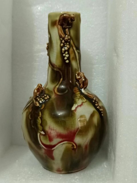 古玩陶瓷郎紅釉堆塑松鼠葡萄紋天球瓶拍賣,當(dāng)前價(jià)格11000元