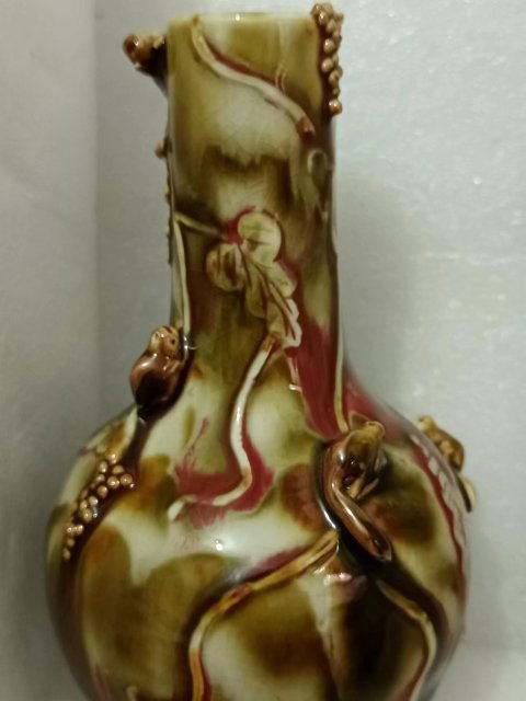 古玩陶瓷郎紅釉堆塑松鼠葡萄紋天球瓶拍賣,當(dāng)前價(jià)格11000元