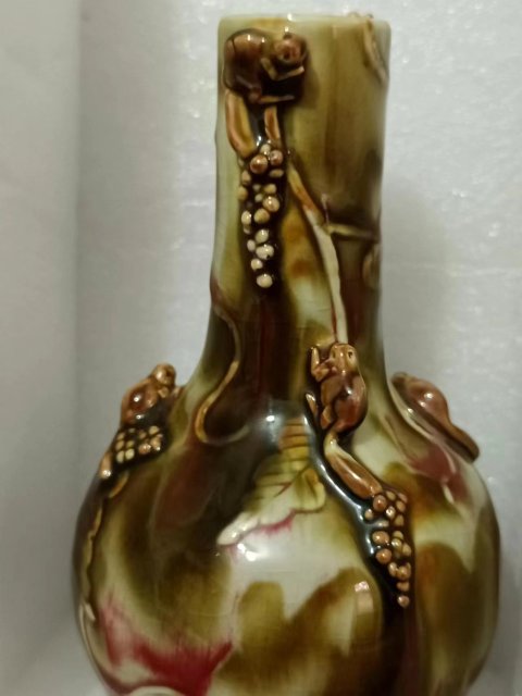 古玩陶瓷郎紅釉堆塑松鼠葡萄紋天球瓶拍賣,當(dāng)前價(jià)格11000元