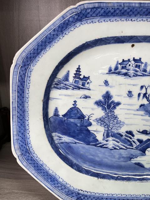 古玩陶瓷清乾隆 極品青花山水樓閣紋八方長盤拍賣，當前價格3800元