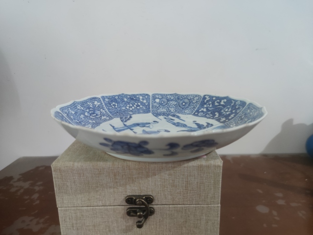 古玩陶瓷清乾隆青花人物盤(pán)拍賣(mài)，當(dāng)前價(jià)格6800元