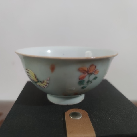 古玩陶瓷乾隆·豆青釉粉彩花蝶紋杯真品鑒賞圖