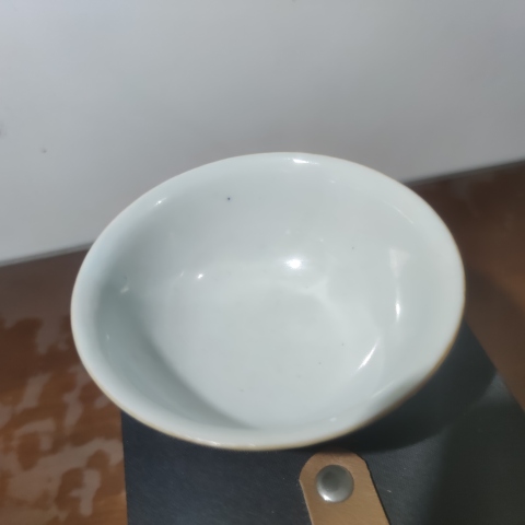 古玩陶瓷乾隆·豆青釉粉彩花蝶紋杯真品鑒賞圖