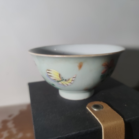 古玩陶瓷乾隆·豆青釉粉彩花蝶紋杯真品鑒賞圖
