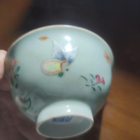 古玩陶瓷乾隆·豆青釉粉彩花蝶紋杯真品鑒賞圖