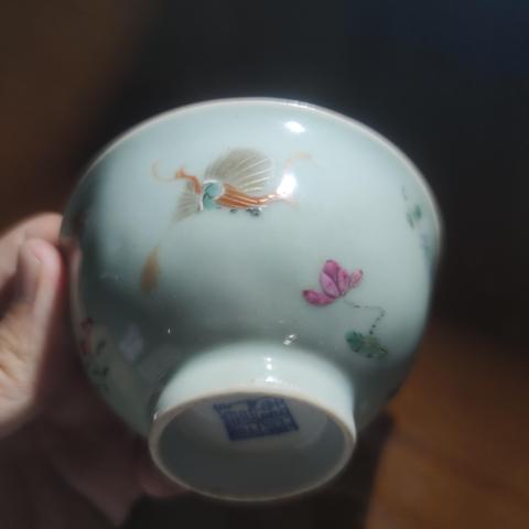 古玩陶瓷乾隆·豆青釉粉彩花蝶紋杯真品鑒賞圖