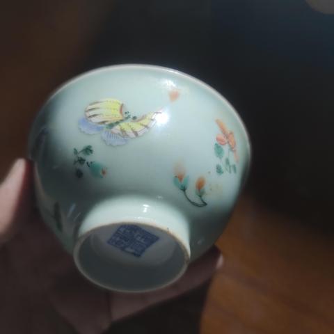 古玩陶瓷乾隆·豆青釉粉彩花蝶紋杯真品鑒賞圖