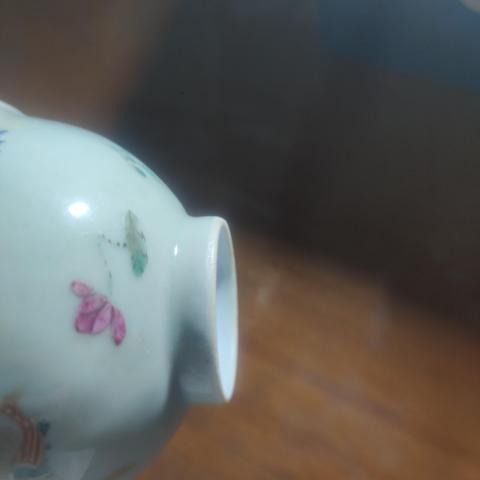 古玩陶瓷乾隆·豆青釉粉彩花蝶紋杯真品鑒賞圖