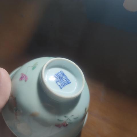 古玩陶瓷乾隆·豆青釉粉彩花蝶紋杯真品鑒賞圖