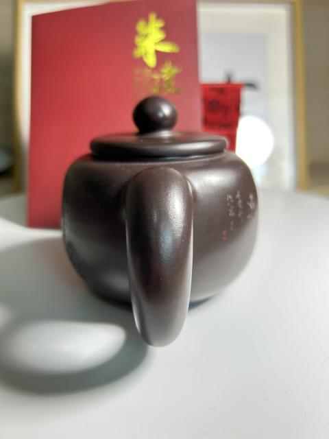 古玩陶瓷朱建平 大師 刻松樹詩文紫砂壺拍賣,當前價格888元