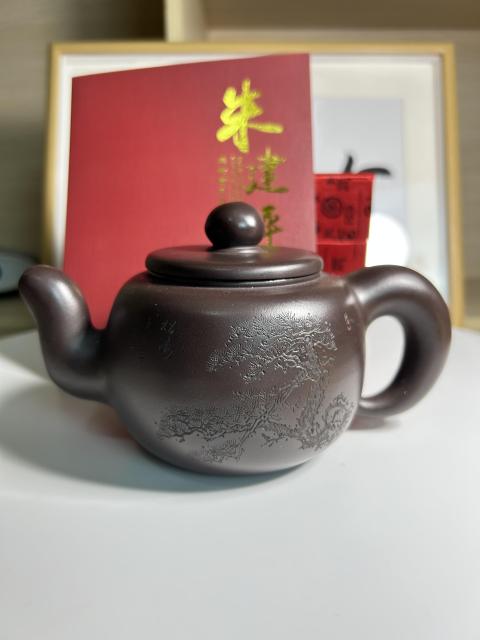 古玩陶瓷朱建平 大師 刻松樹詩文紫砂壺拍賣,當前價格888元