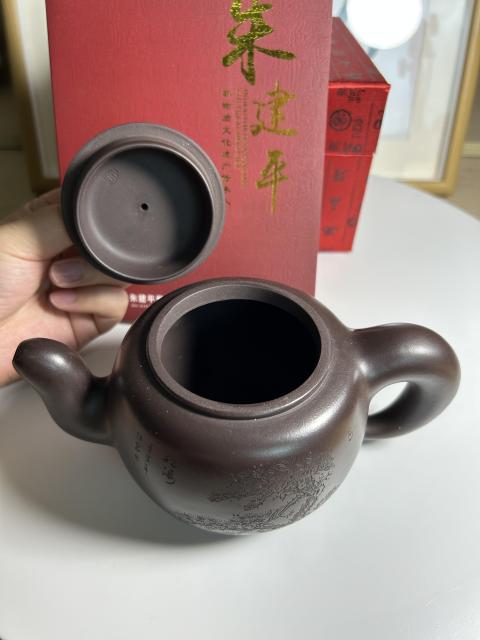 古玩陶瓷朱建平 大師 刻松樹詩文紫砂壺拍賣,當前價格888元