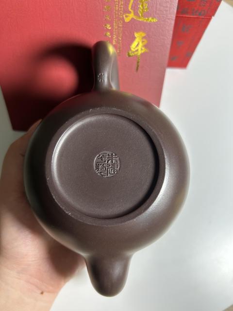 古玩陶瓷朱建平 大師 刻松樹詩文紫砂壺拍賣,當前價格888元