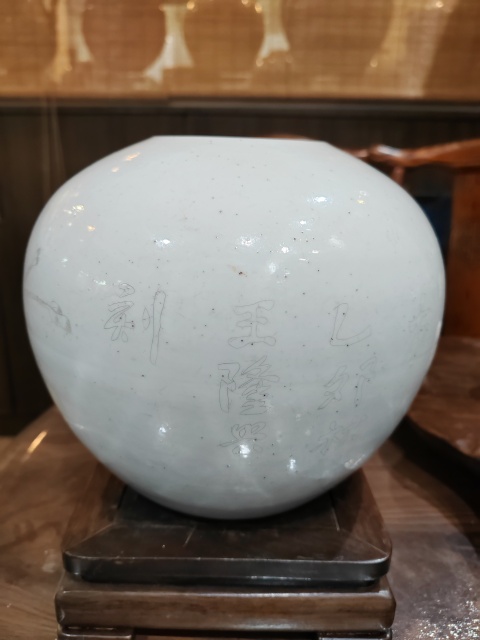 古玩陶瓷名家王隆興墨彩刻瓷花鳥花卉詩文紋西瓜罐拍賣,當(dāng)前價格1200元