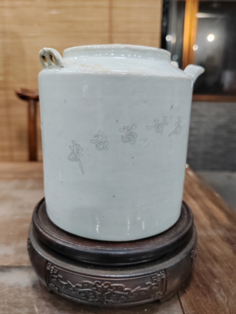 古玩陶瓷墨彩刻劃人物故事紋提梁壺拍賣,當前價格1200元