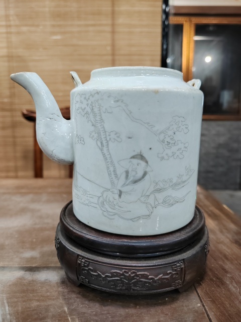 古玩陶瓷墨彩刻劃人物故事紋提梁壺拍賣,當前價格1200元