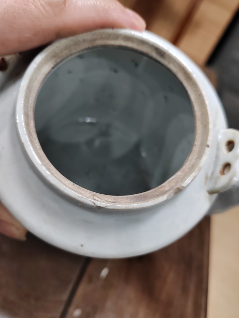 古玩陶瓷墨彩刻劃人物故事紋提梁壺拍賣,當前價格1200元