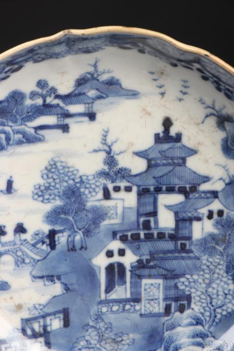 古玩陶瓷【8617】清乾隆 青花山水樓閣圖花口盤拍賣,當(dāng)前價(jià)格1980元