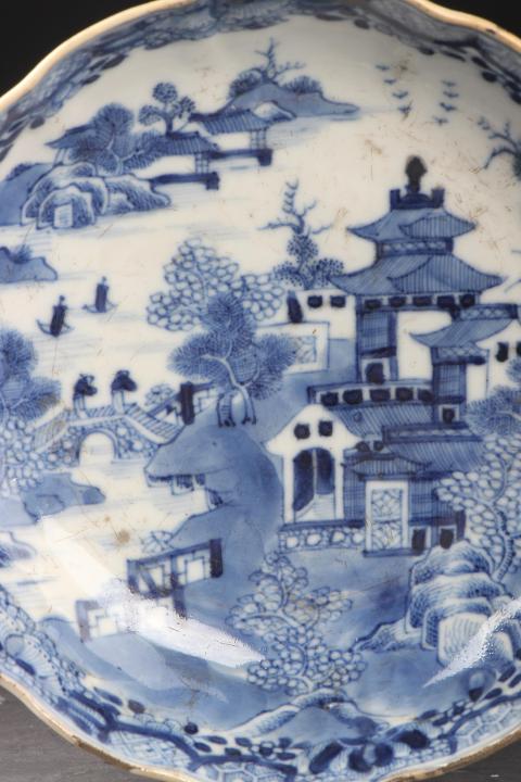 古玩陶瓷【8617】清乾隆 青花山水樓閣圖花口盤拍賣,當(dāng)前價(jià)格1980元