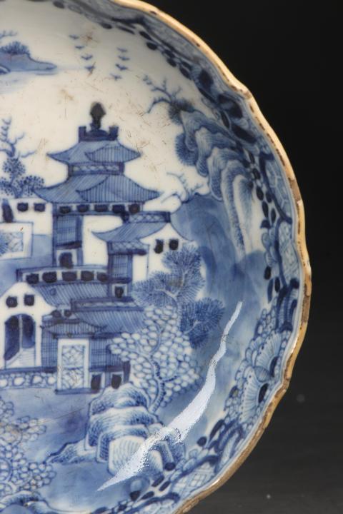 古玩陶瓷【8617】清乾隆 青花山水樓閣圖花口盤拍賣,當(dāng)前價(jià)格1980元