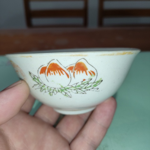 古玩陶瓷創匯粉彩壽桃紋,撇口茶園一對拍賣,當前價格99元