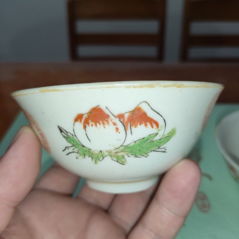 古玩陶瓷創匯粉彩壽桃紋,撇口茶園一對拍賣,當前價格99元