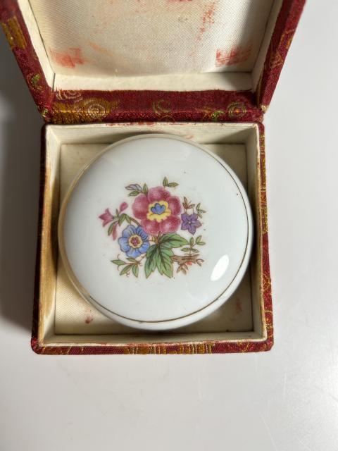 古玩陶瓷粉彩花卉紋印盒拍賣，當前價格290元