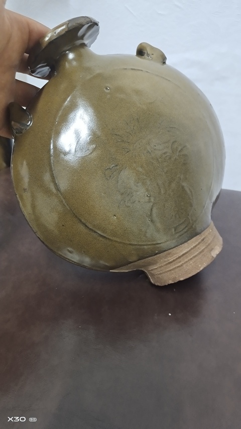 古玩陶瓷清代?茶葉末釉印花穿帶瓶拍賣，當(dāng)前價(jià)格1500元