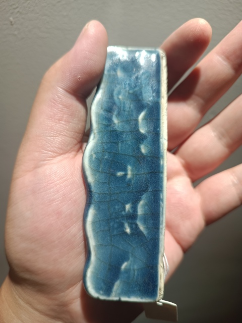 古玩陶瓷清中期霽藍(lán)釉印海水紋筆架山拍賣,當(dāng)前價格6500元