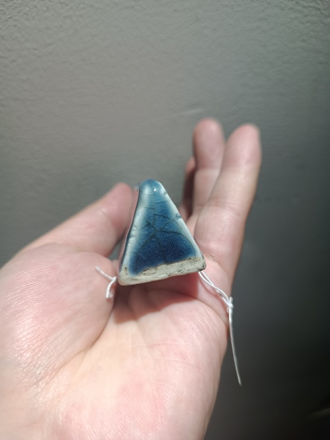 古玩陶瓷清中期霽藍(lán)釉印海水紋筆架山拍賣,當(dāng)前價格6500元