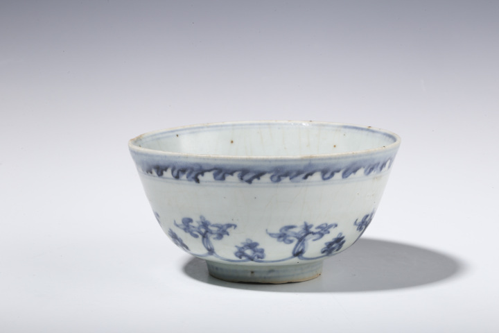 古玩陶瓷【21點25分截拍】明中·青花十字寶杵忍冬紋碗拍賣，當前價格12000元