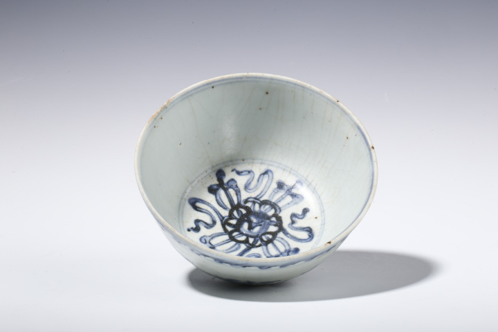 古玩陶瓷【21點25分截拍】明中·青花十字寶杵忍冬紋碗拍賣，當前價格12000元