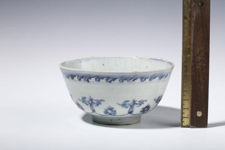 古玩陶瓷【21點25分截拍】明中·青花十字寶杵忍冬紋碗拍賣，當前價格12000元