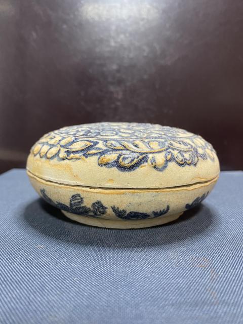 古玩陶瓷明,堆塑花卉紋蓋盒拍賣,當前價格1180元