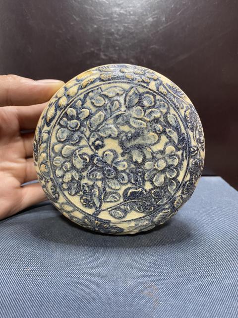 古玩陶瓷明,堆塑花卉紋蓋盒拍賣,當前價格1180元