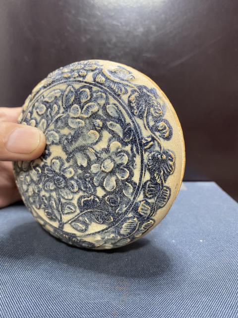 古玩陶瓷明,堆塑花卉紋蓋盒拍賣,當前價格1180元