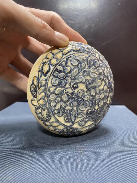 古玩陶瓷明,堆塑花卉紋蓋盒拍賣,當前價格1180元