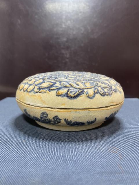 明，堆塑花卉紋蓋盒拍賣，當前價格1180元