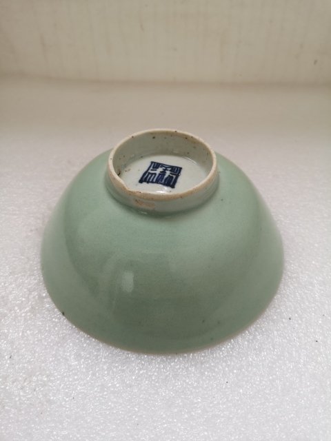 古玩陶瓷清中期豆青釉碗拍賣(mài),當(dāng)前價(jià)格550元