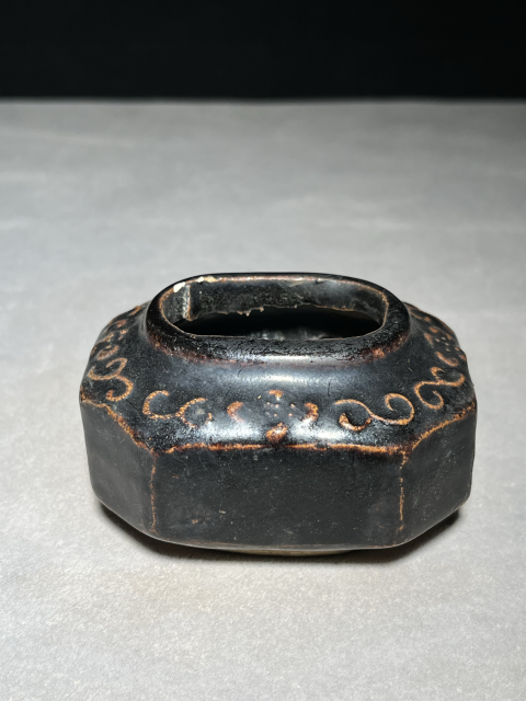 古玩陶瓷清代磁州窯黑釉印花文房水盂精品拍賣，當前價格900元