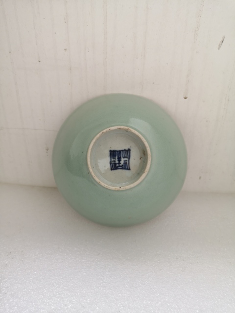 古玩陶瓷清中期豆青釉碗拍賣(mài),當(dāng)前價(jià)格550元