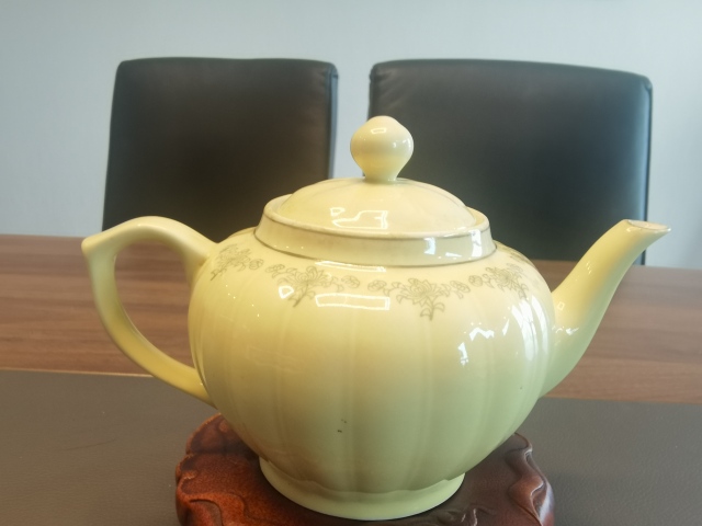 古玩陶瓷黃釉貼花花卉紋茶壺拍賣,當前價格398元