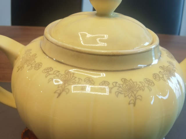 古玩陶瓷黃釉貼花花卉紋茶壺拍賣,當前價格398元
