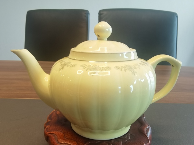 古玩陶瓷黃釉貼花花卉紋茶壺拍賣,當前價格398元